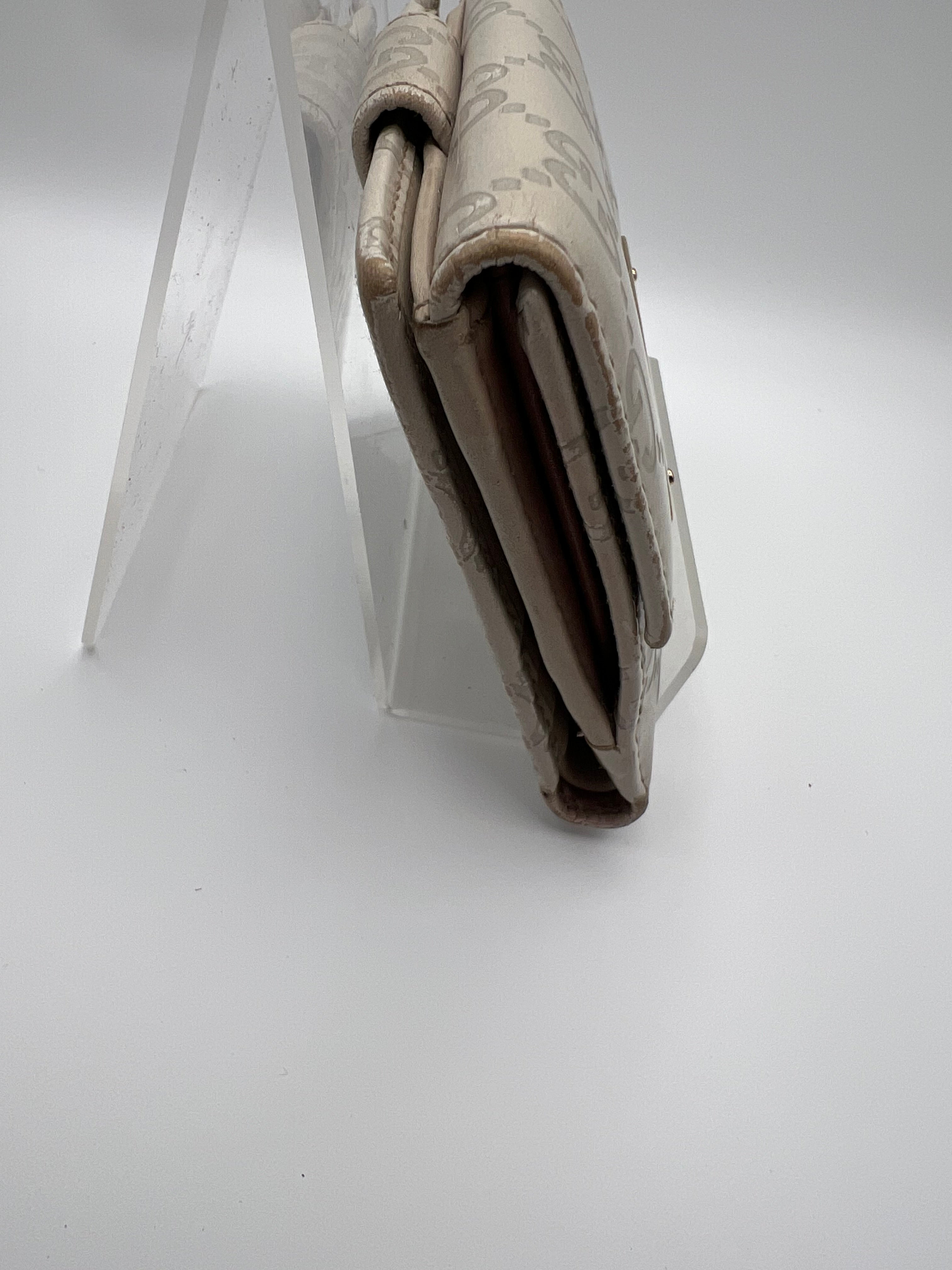 Gucci Ivory Guccissima wallet