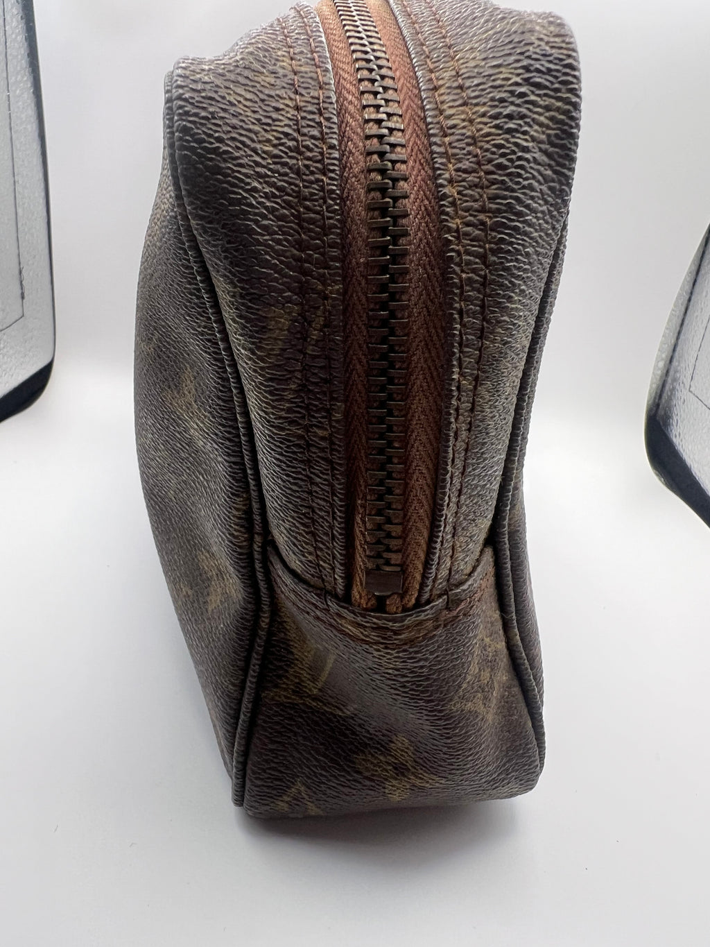 Louis Vuitton Trousse 23