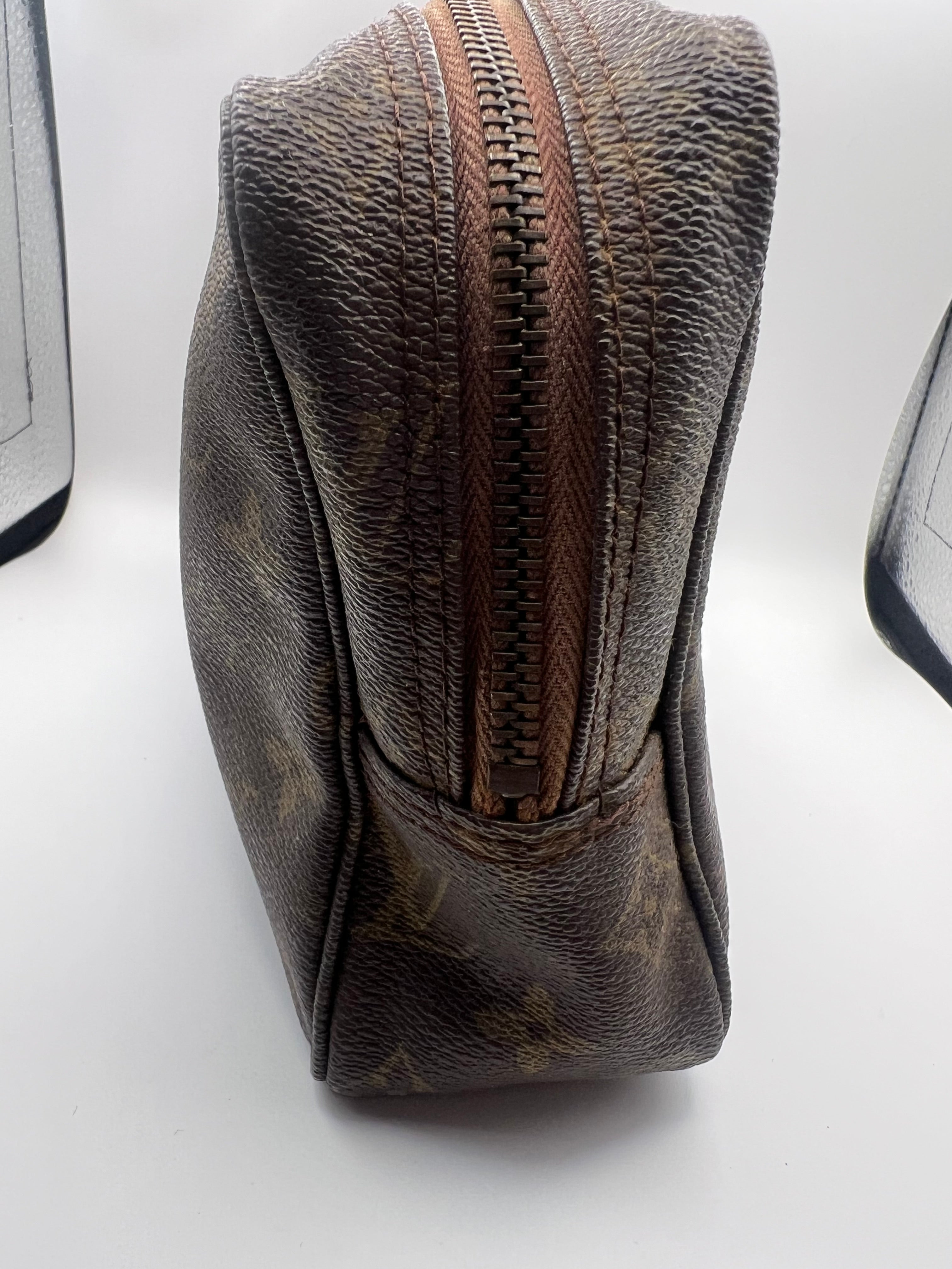 Louis Vuitton Trousse 23