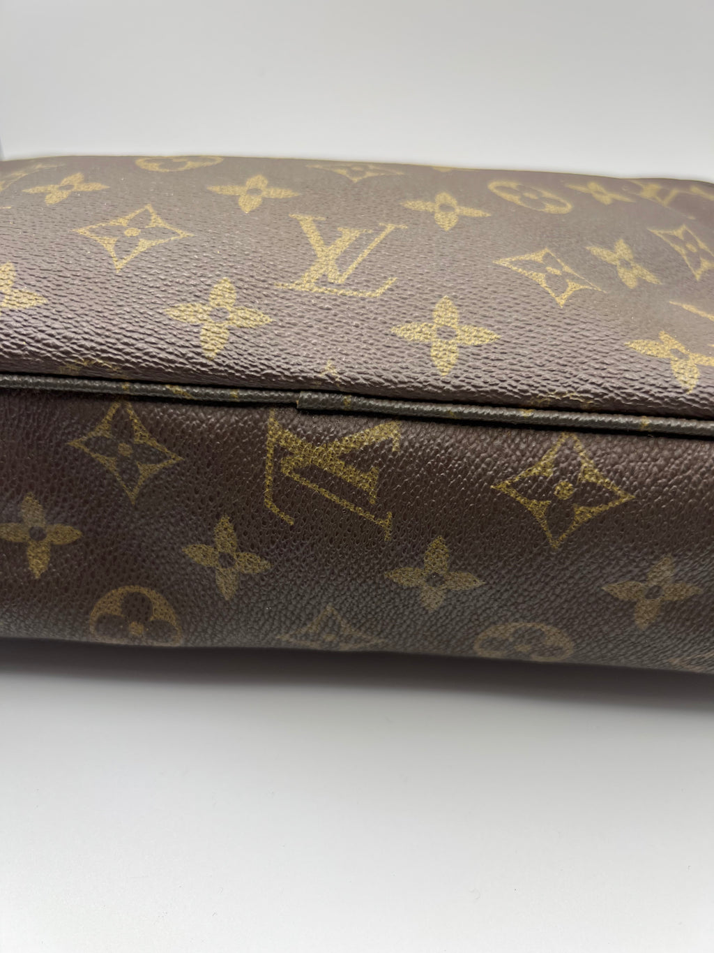 Louis Vuitton Trousse 23