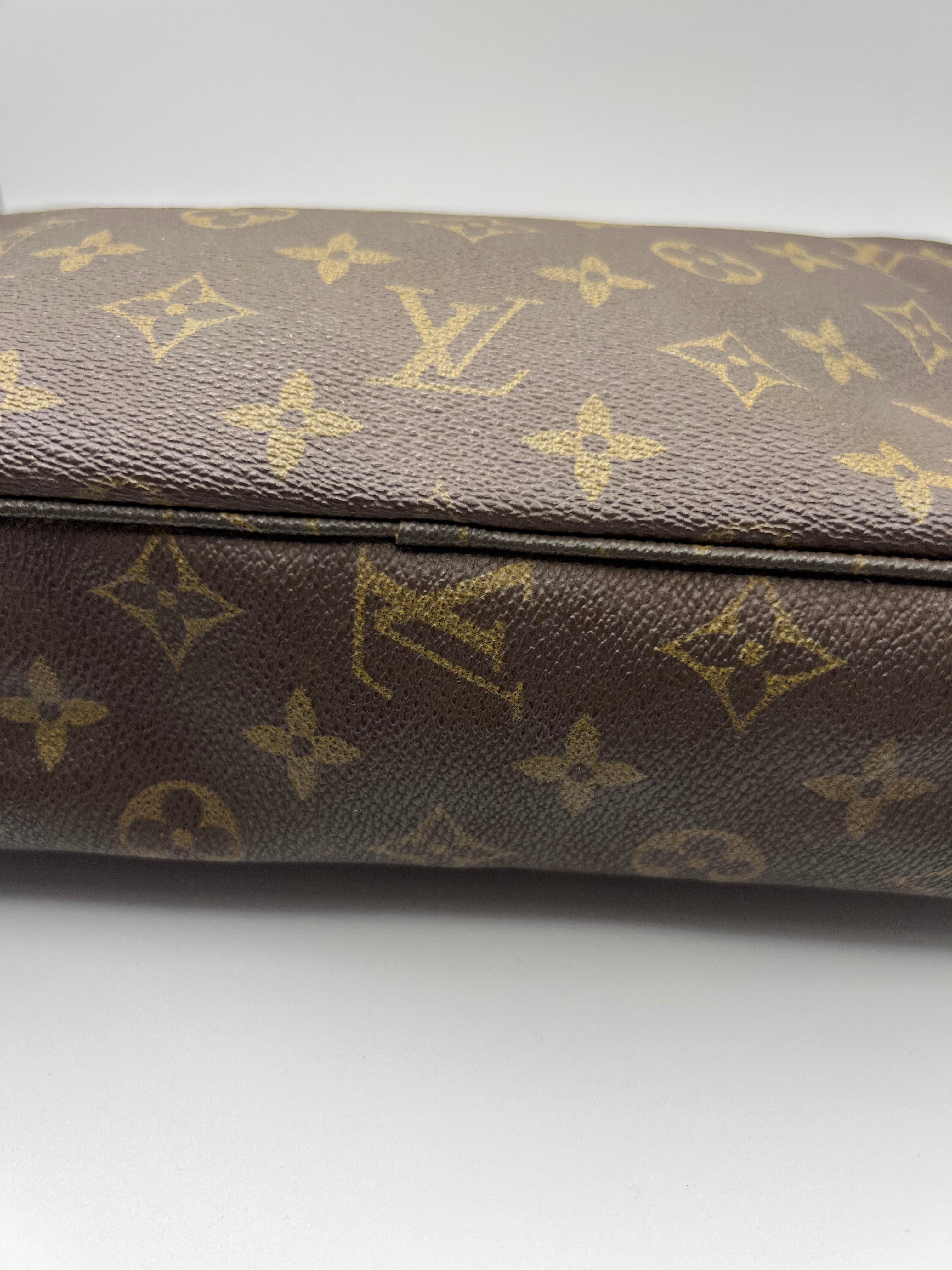 Louis Vuitton Trousse 23