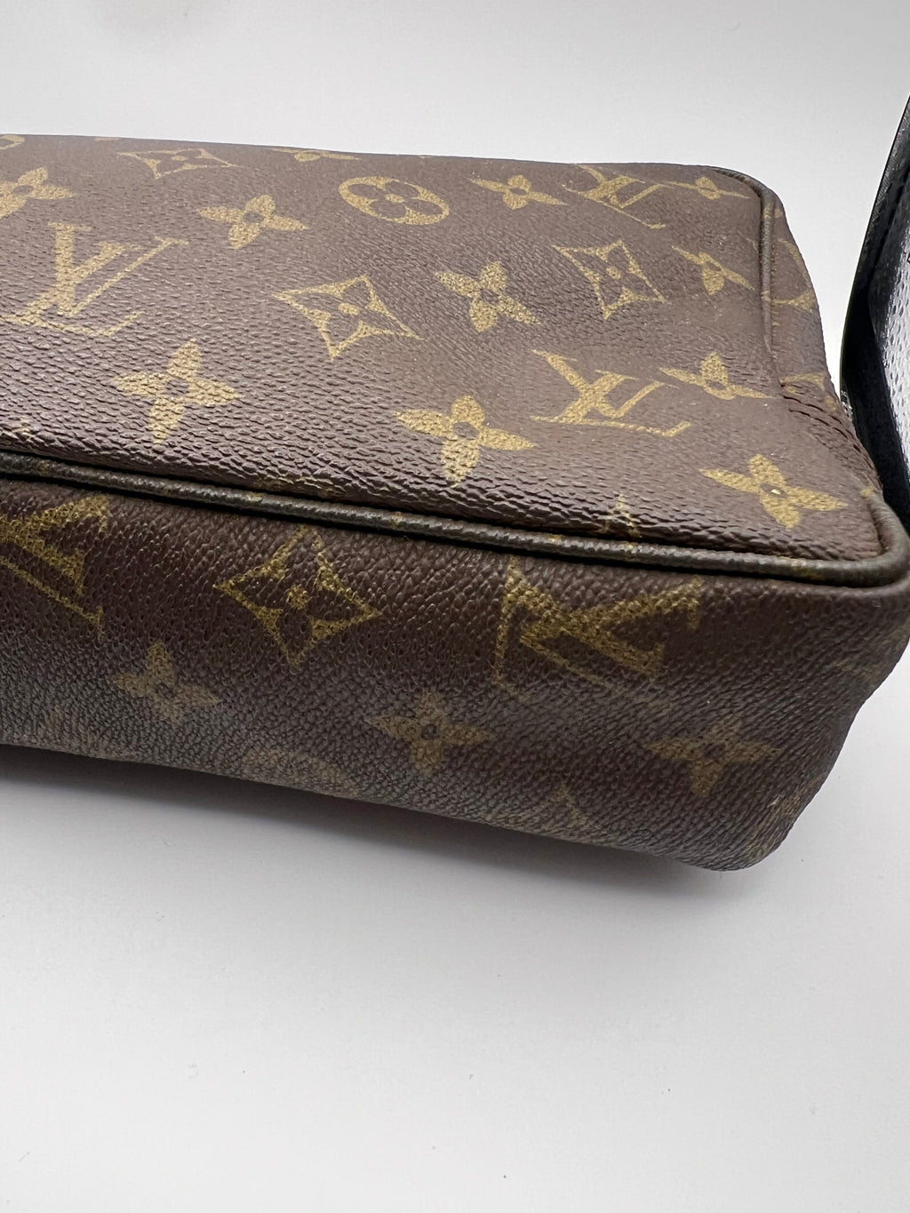 Louis Vuitton Trousse 23