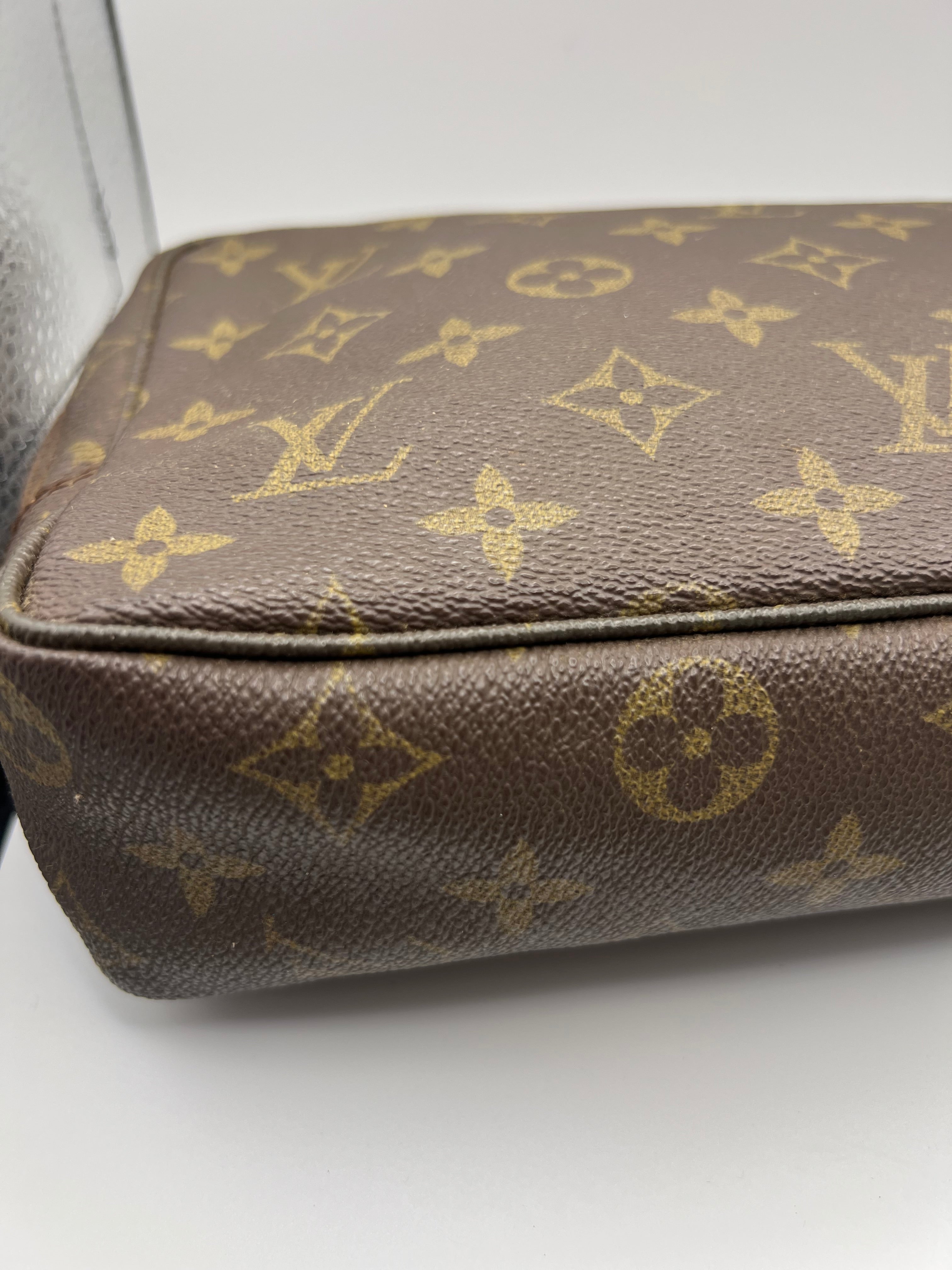 Louis Vuitton Trousse 23
