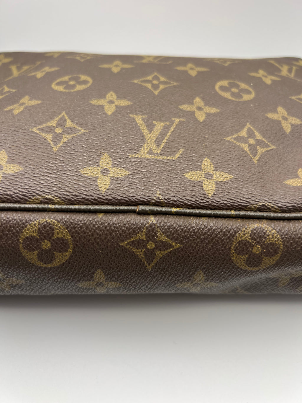 Louis Vuitton Trousse 23
