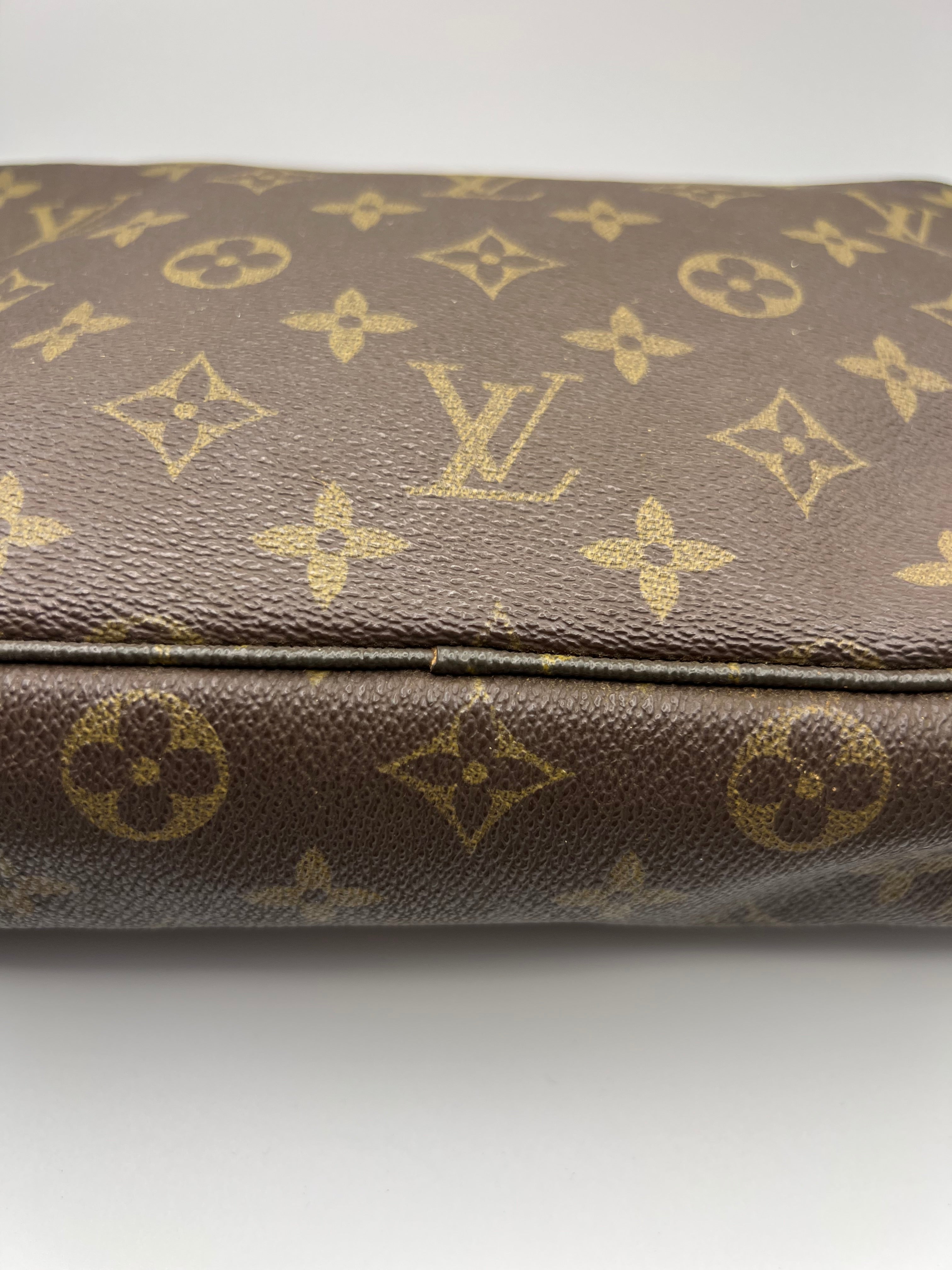 Louis Vuitton Trousse 23