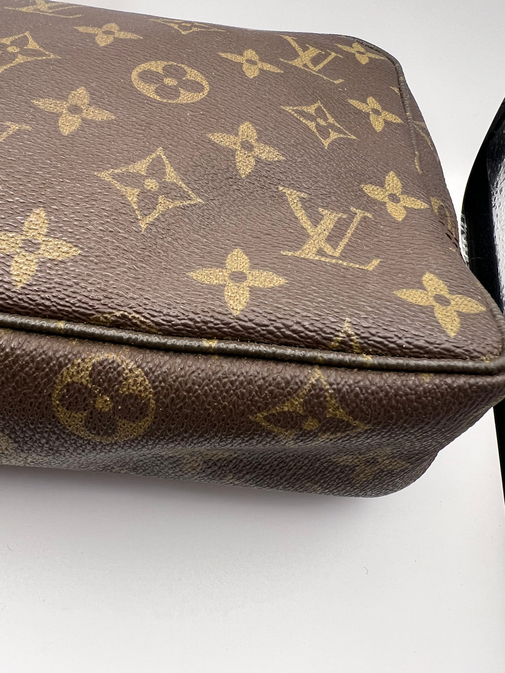 Louis Vuitton Trousse 23