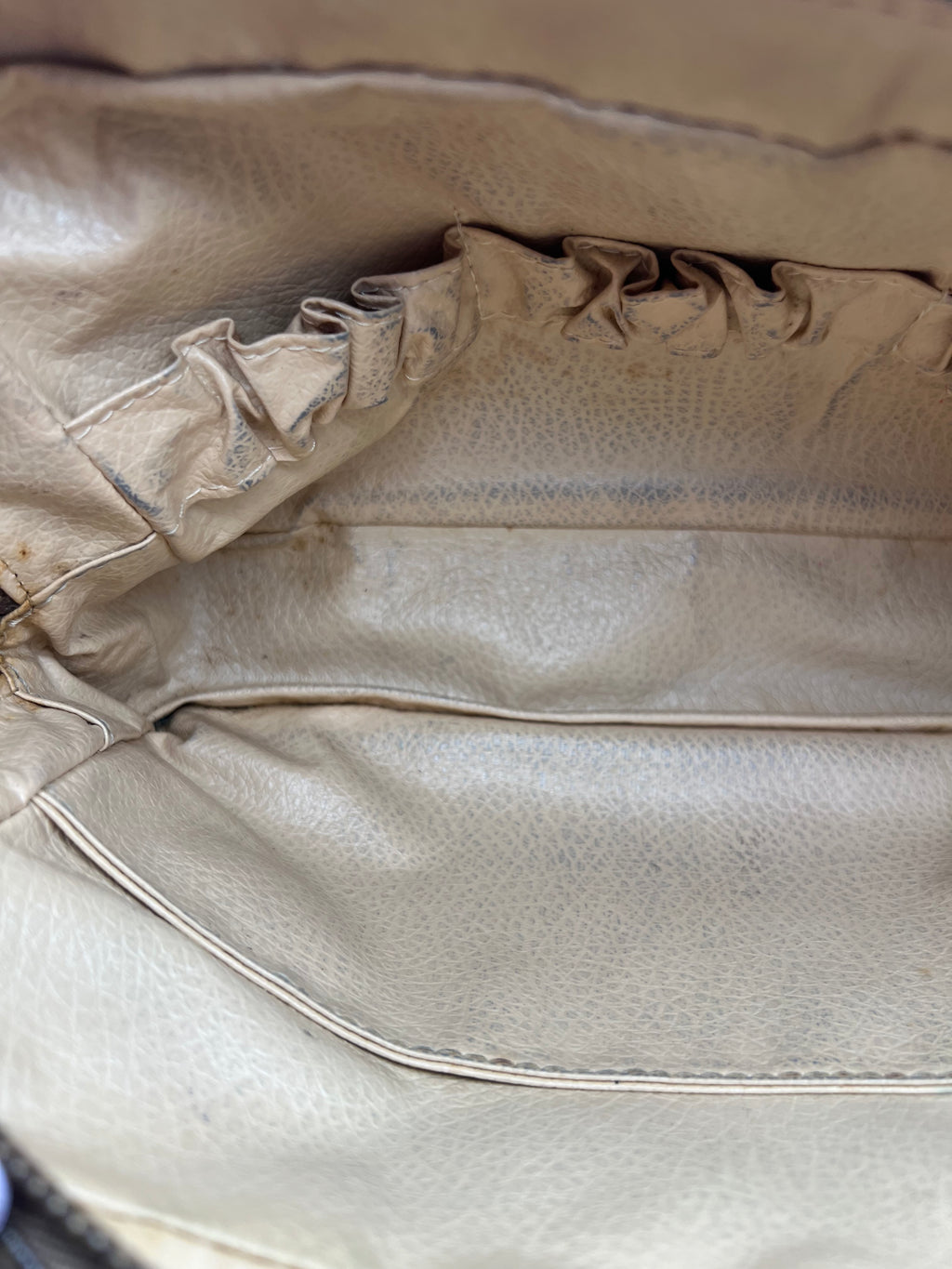 Louis Vuitton Trousse 23