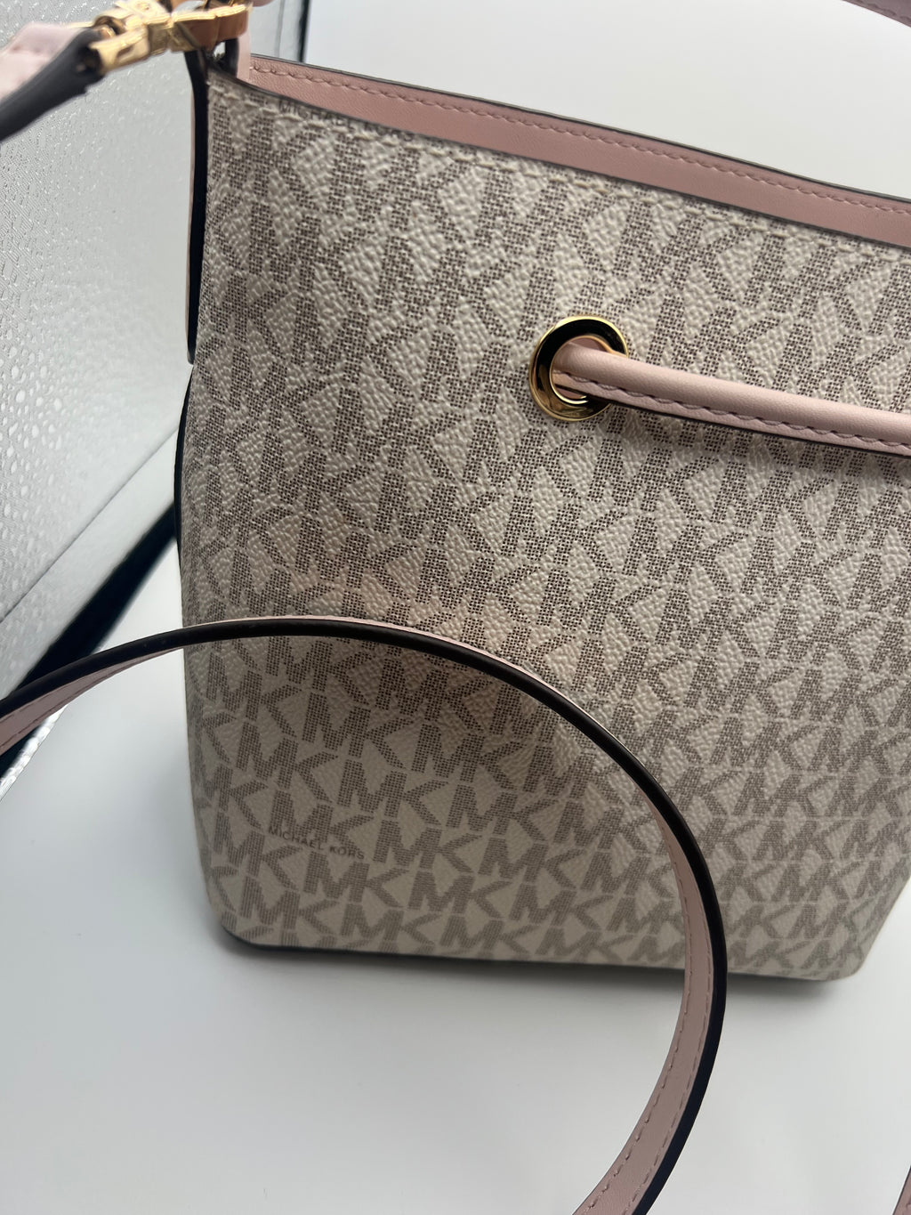 Micheal Kors bucket crossbody